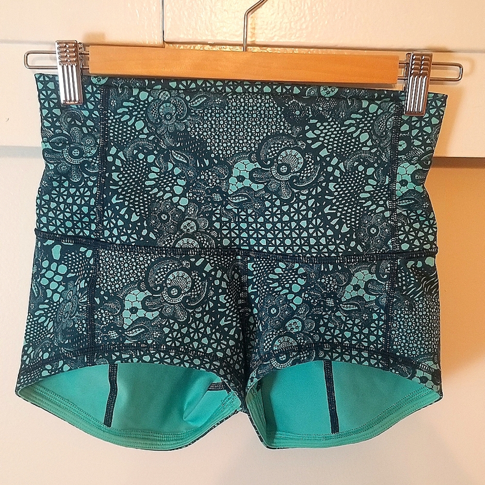 EUC Lululemon Paisley Shorts - Sz 6 - FREE SHIPPING!